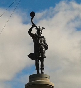 Staty av Heimdal som blåser Gjallarhornet.