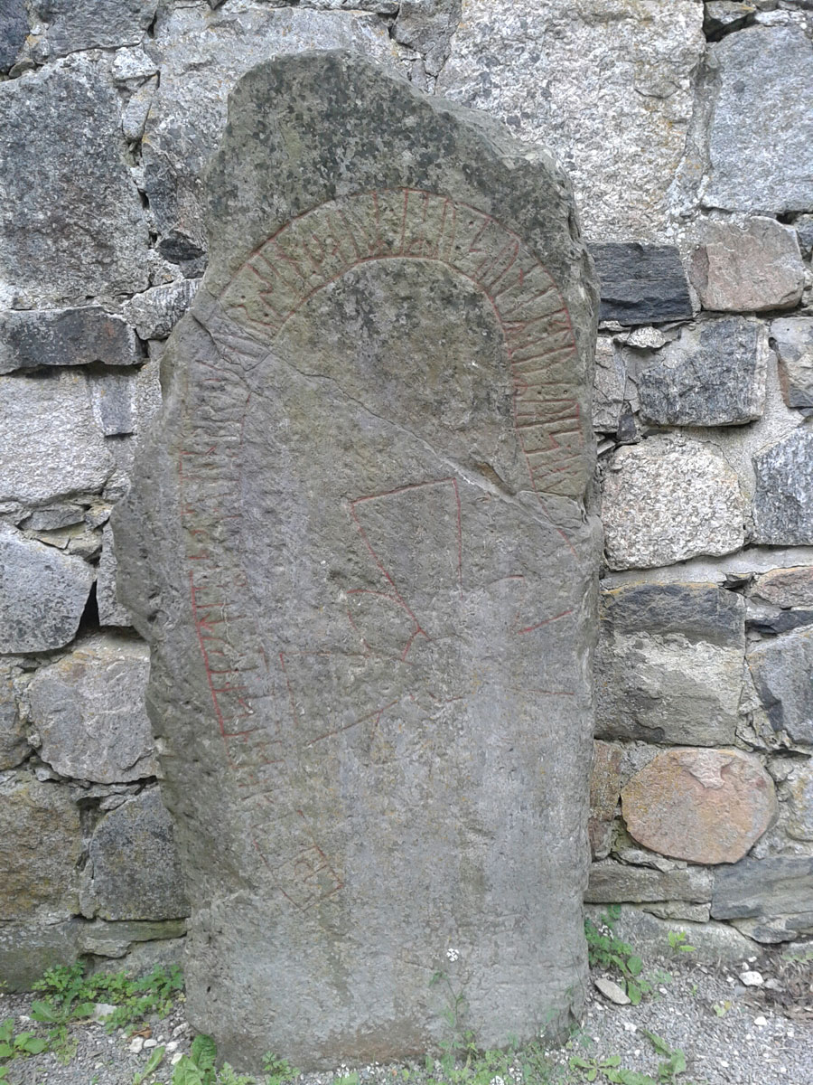 Runsten U394 i Sigtuna inuti Sankt Pers ruin.