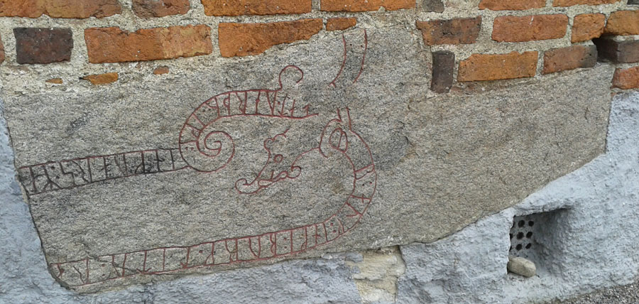 Runsten inmurad i väggen i Strängnäs domkyrka