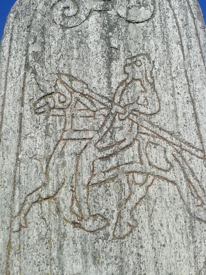 Runsten vid Skoklosters slott med riddare mes lans avbildad på ena sidan.
