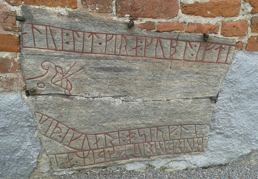 Runsten inmurad i Strängnäs domkyrka