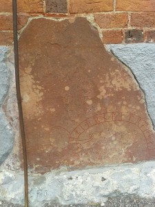 Runsten immurad i väggen på Strägnäs domkyrka