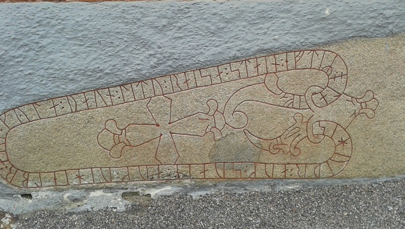 Runsten inmurad i Strägnäs domkyrka